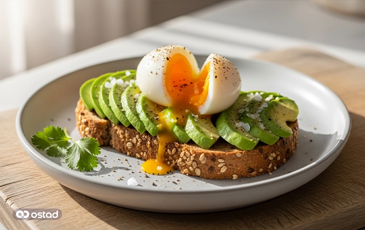 نان تست سبوس‌دار با آووکادو و تخم‌مرغ